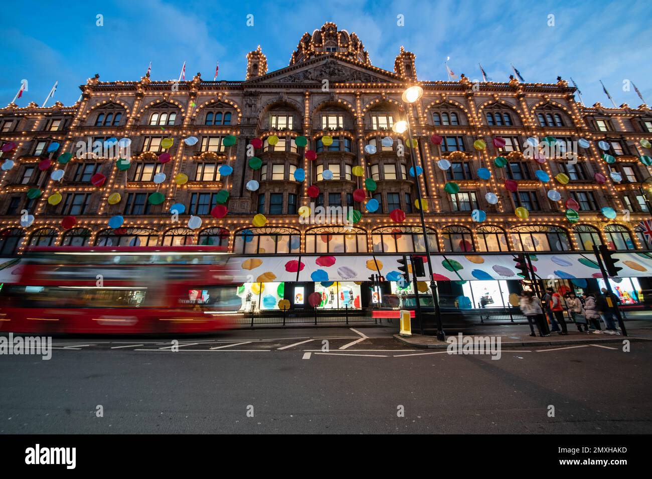 © Jeff Moore - Una statua di 50 piedi dell'artista giapponese Yayoi Kasuma si erge fuori Harrods, aggrappando la sua borsa LV e i puntini di 'pittura' per il lancio lo Foto Stock