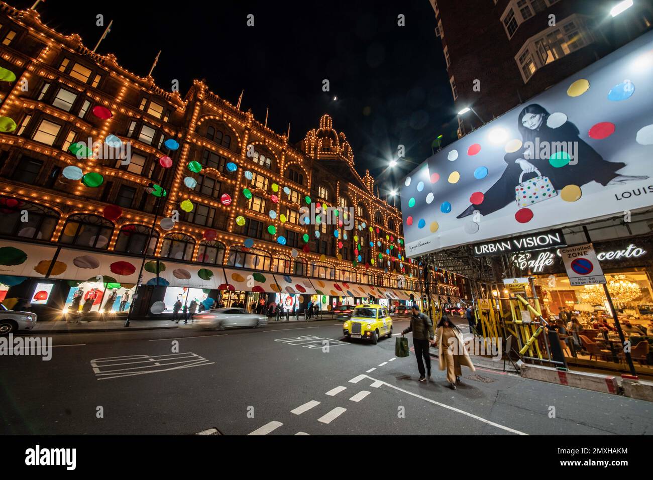 © Jeff Moore - Una statua di 50 piedi dell'artista giapponese Yayoi Kasuma si erge fuori Harrods, aggrappando la sua borsa LV e i puntini di 'pittura' per il lancio lo Foto Stock