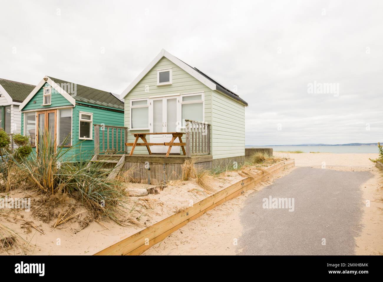 Capanne in legno sul mare a Hengistbury Head, Dorset, Regno Unito Foto Stock