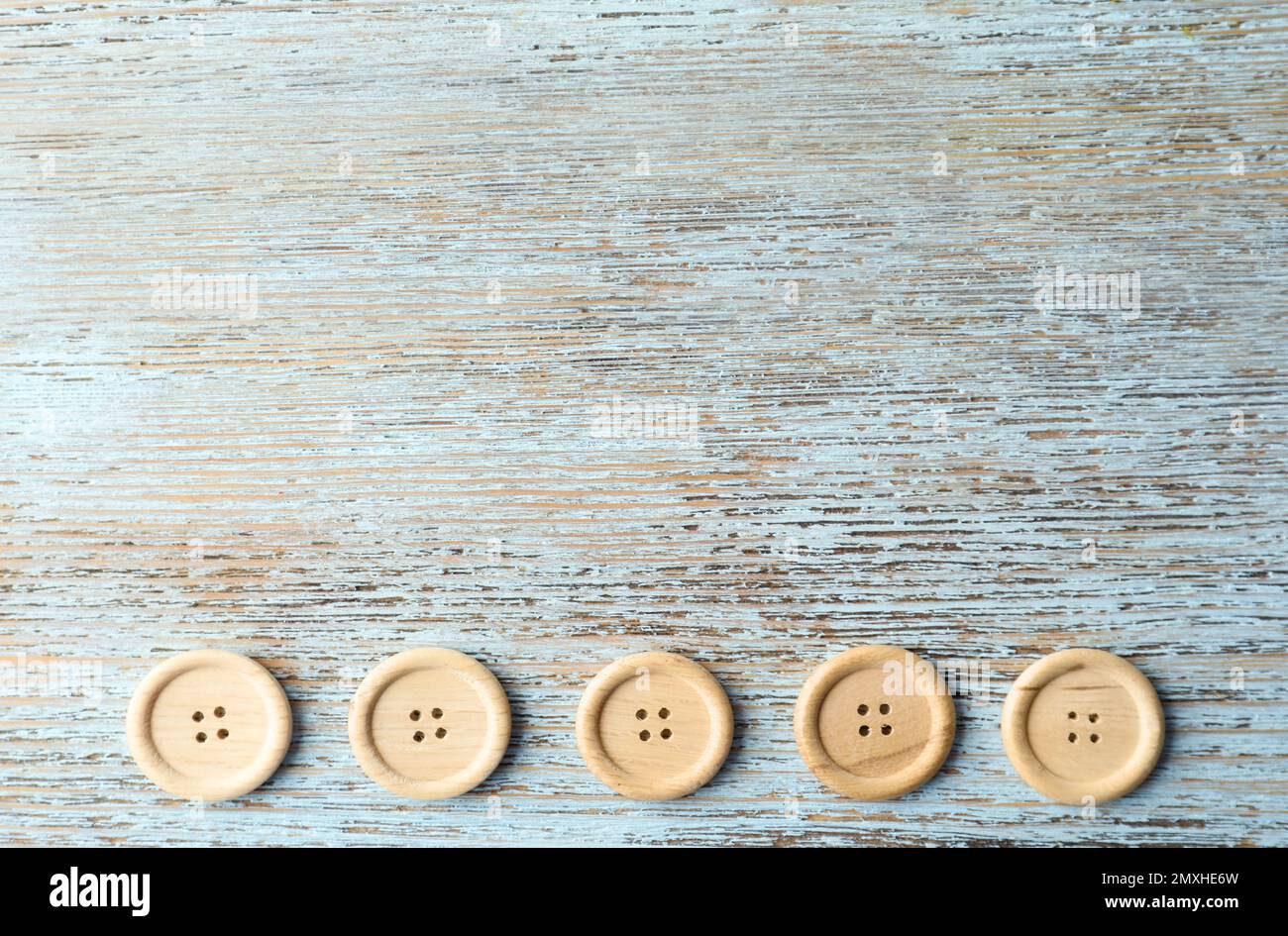 Bottoni colorati in legno Foto stock - Alamy