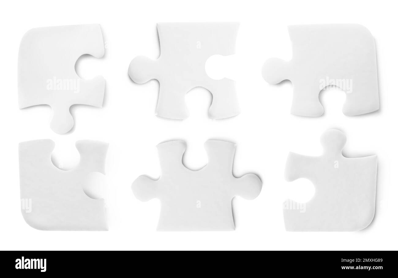 Set con puzzle pezzi su sfondo bianco, vista dall'alto Foto Stock
