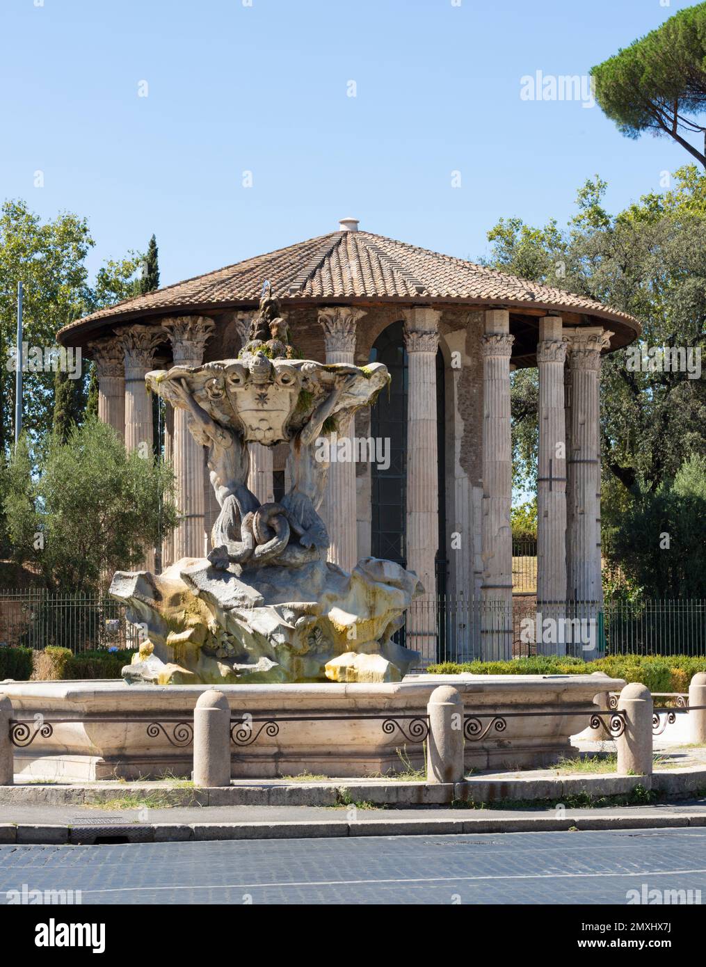 Roma - Tempio di Vesta e Frotuna e fontana Fontana dei Tritoni in Piazza di bocca della Verita Foto Stock