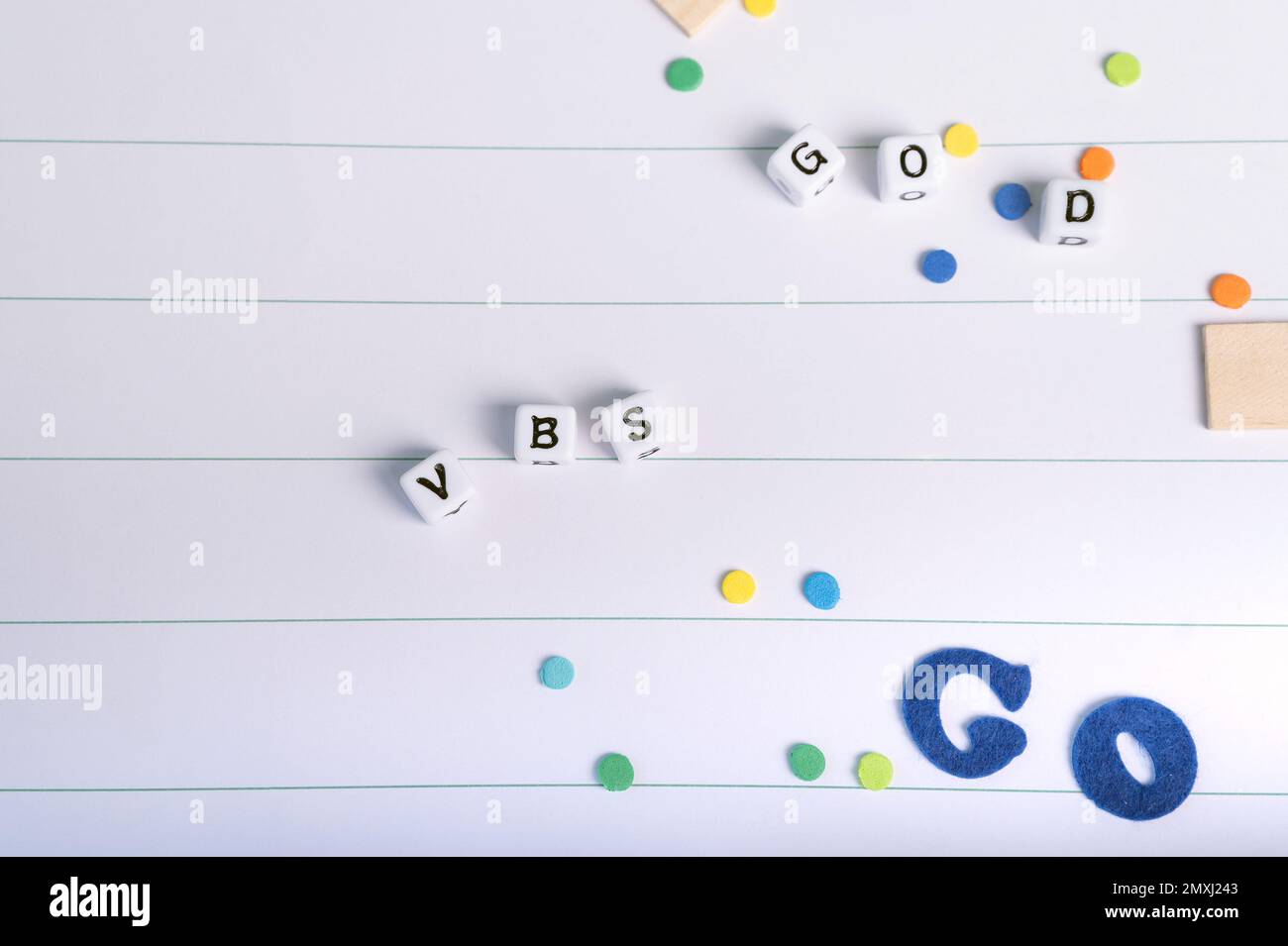 VBS (Vacation Bible School) con lettere alfabetiche diverse. Copiare il testo dello spazio. Messa a fuoco selettiva. Foto Stock