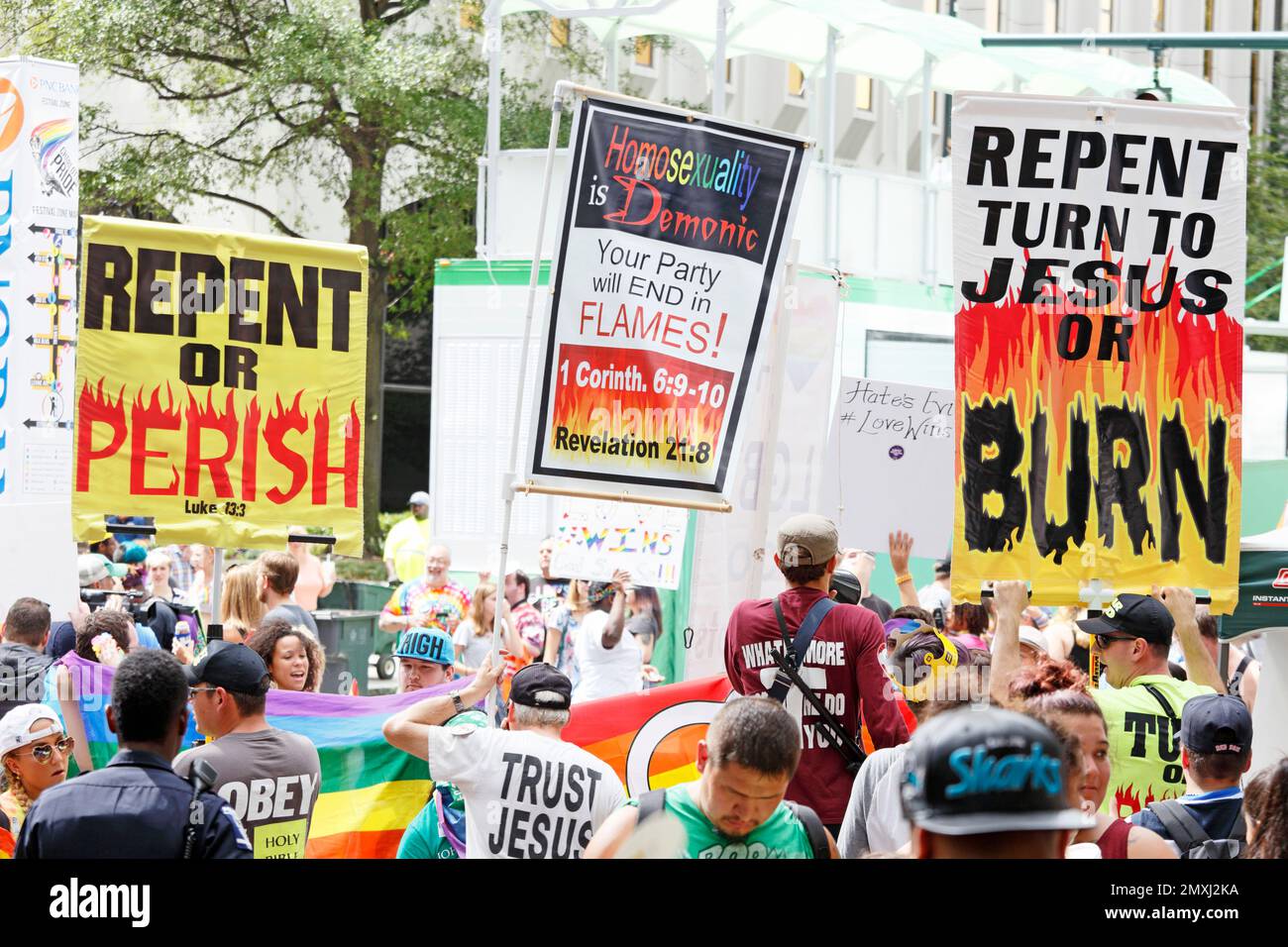 Manifestanti con segni Religiosi in un evento Pride a Charlotte, North Carolina. Opinioni contrastanti. Foto Stock