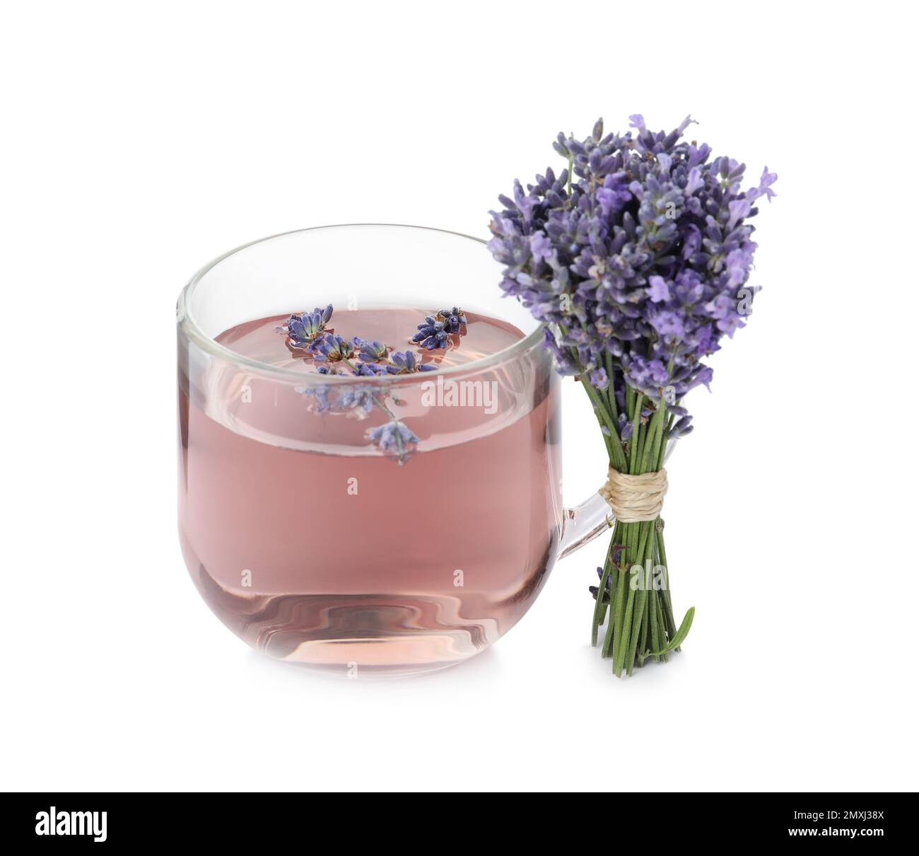 Tè fresco delizioso con lavanda e splendidi fiori isolato su bianco Foto Stock