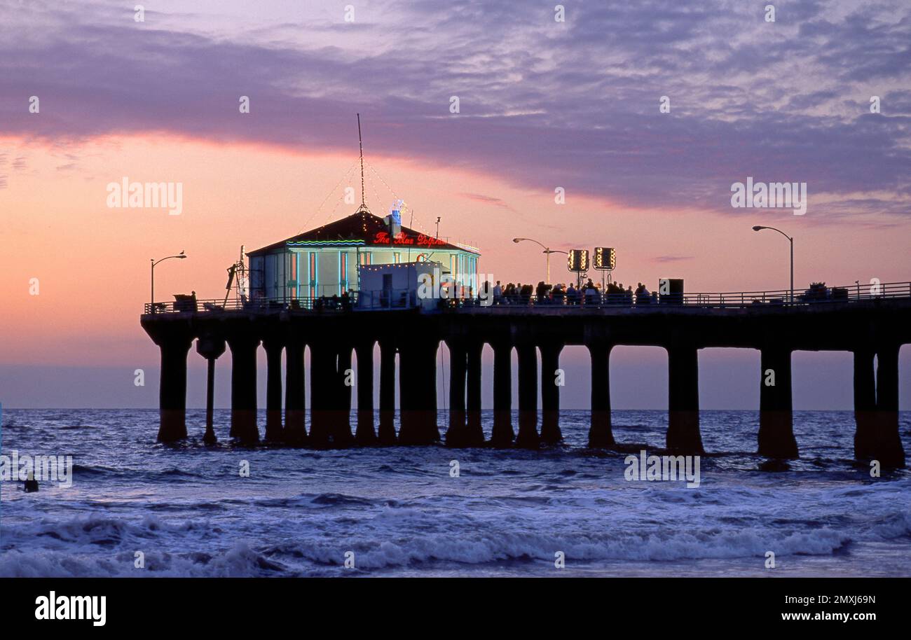 Un equipaggio che allestirà luci per una produzione cinematografica sul molo di Manhattan Beach nella South Bay Area di Los Angeles, CA, USA Foto Stock