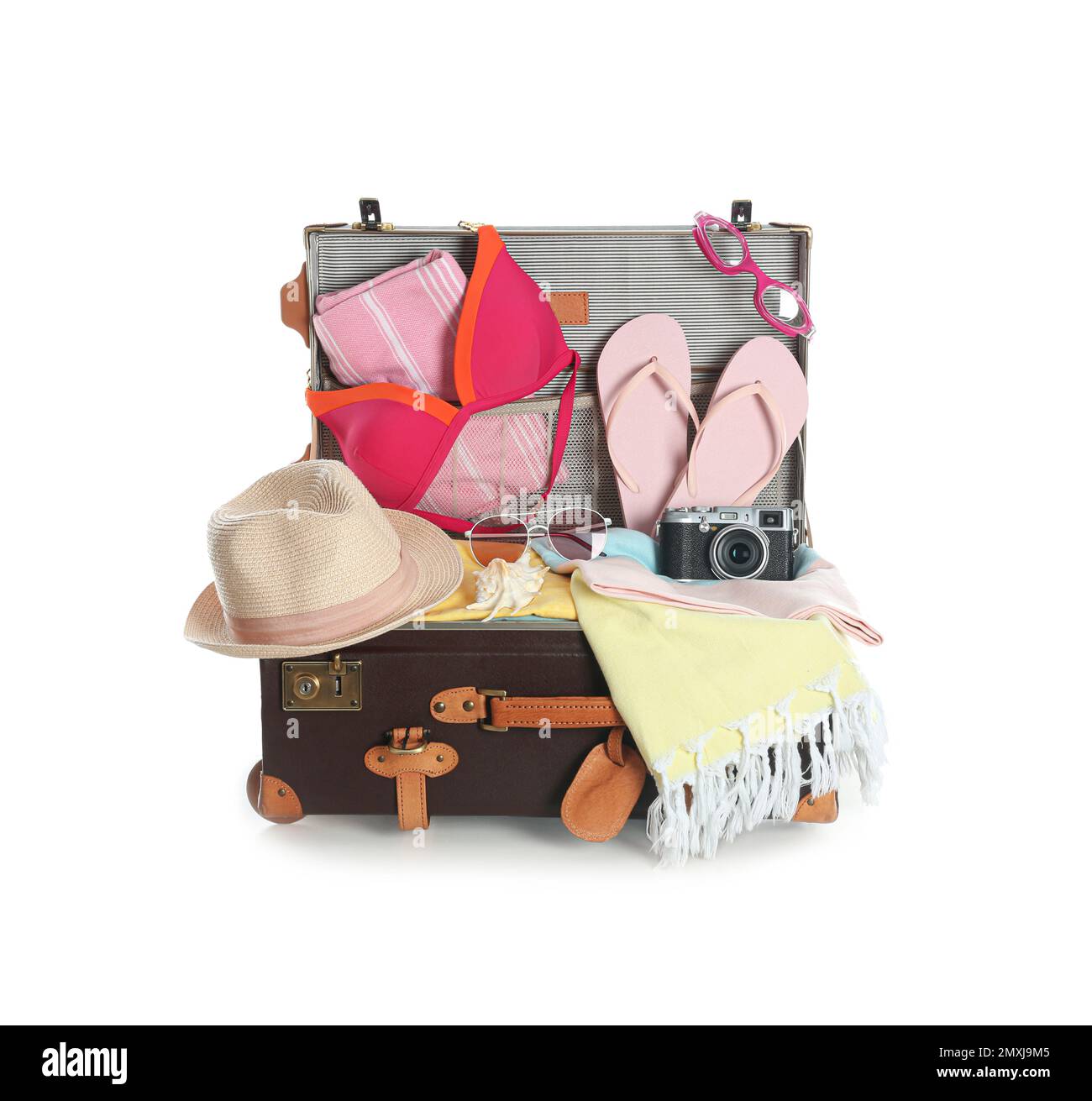Valigia vintage aperta con diversi oggetti da spiaggia imballati per le vacanze estive isolato su bianco Foto Stock
