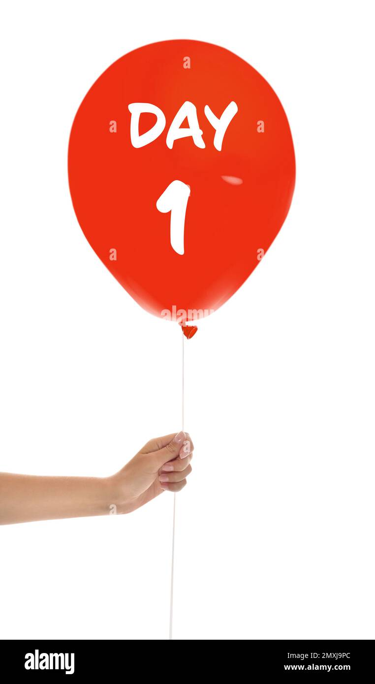 Iniziare nuovo capitolo vita. Donna con palloncino rosso con testo giorno 1 su sfondo bianco, primo piano Foto Stock