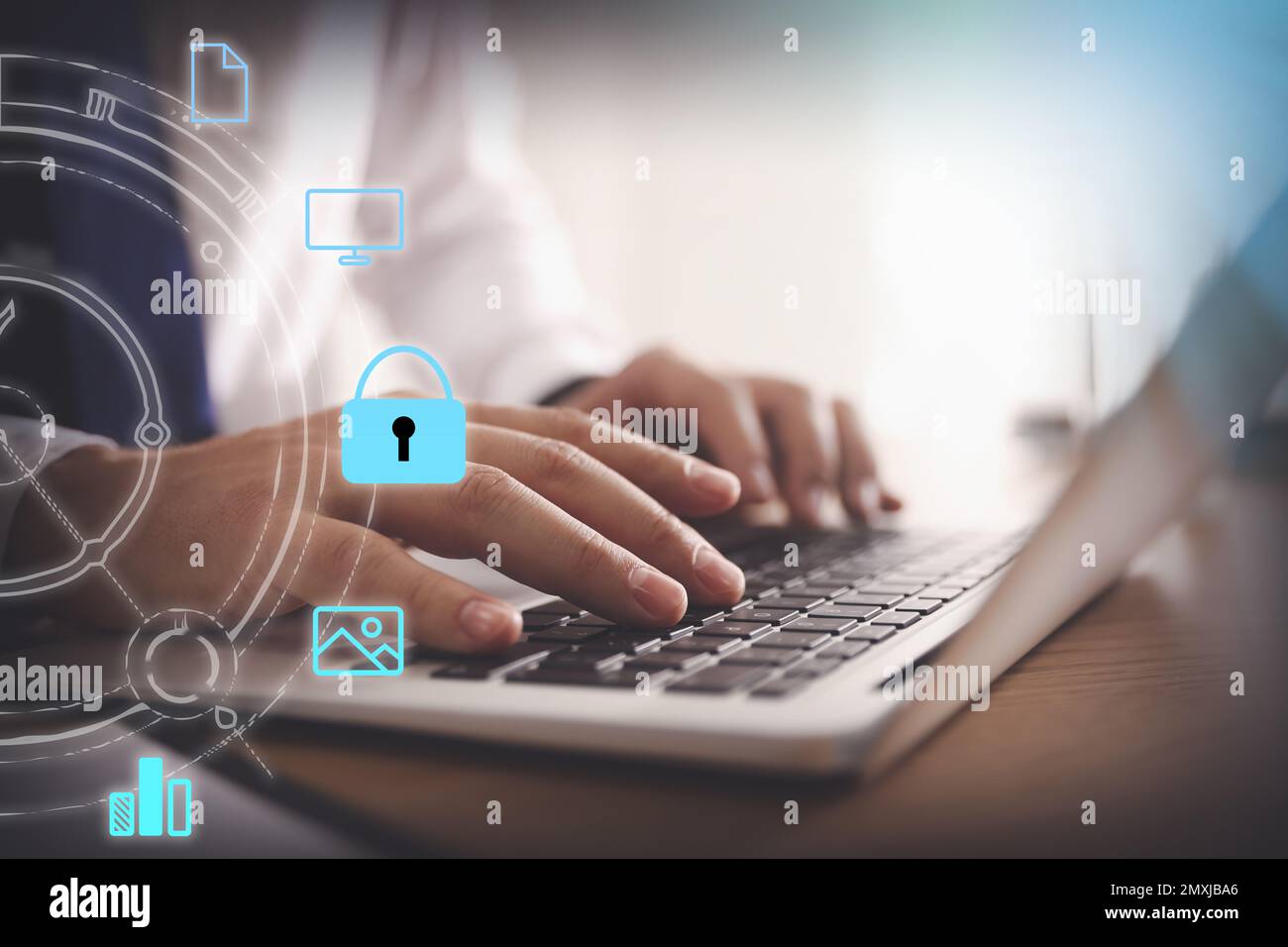 Sicurezza delle informazioni. Giovane uomo che usa il laptop al tavolo in casa, primo piano Foto Stock