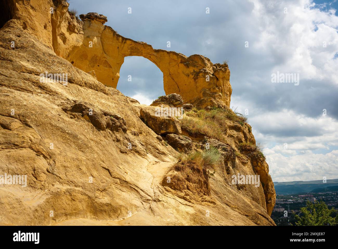 Anello di montagna a Kislovodsk, Stavropol Krai, Russia. Paesaggio con roccia, cielo e pietra a forma di finestra in estate, punto di riferimento di Kislovodsk. Tema della natura Foto Stock