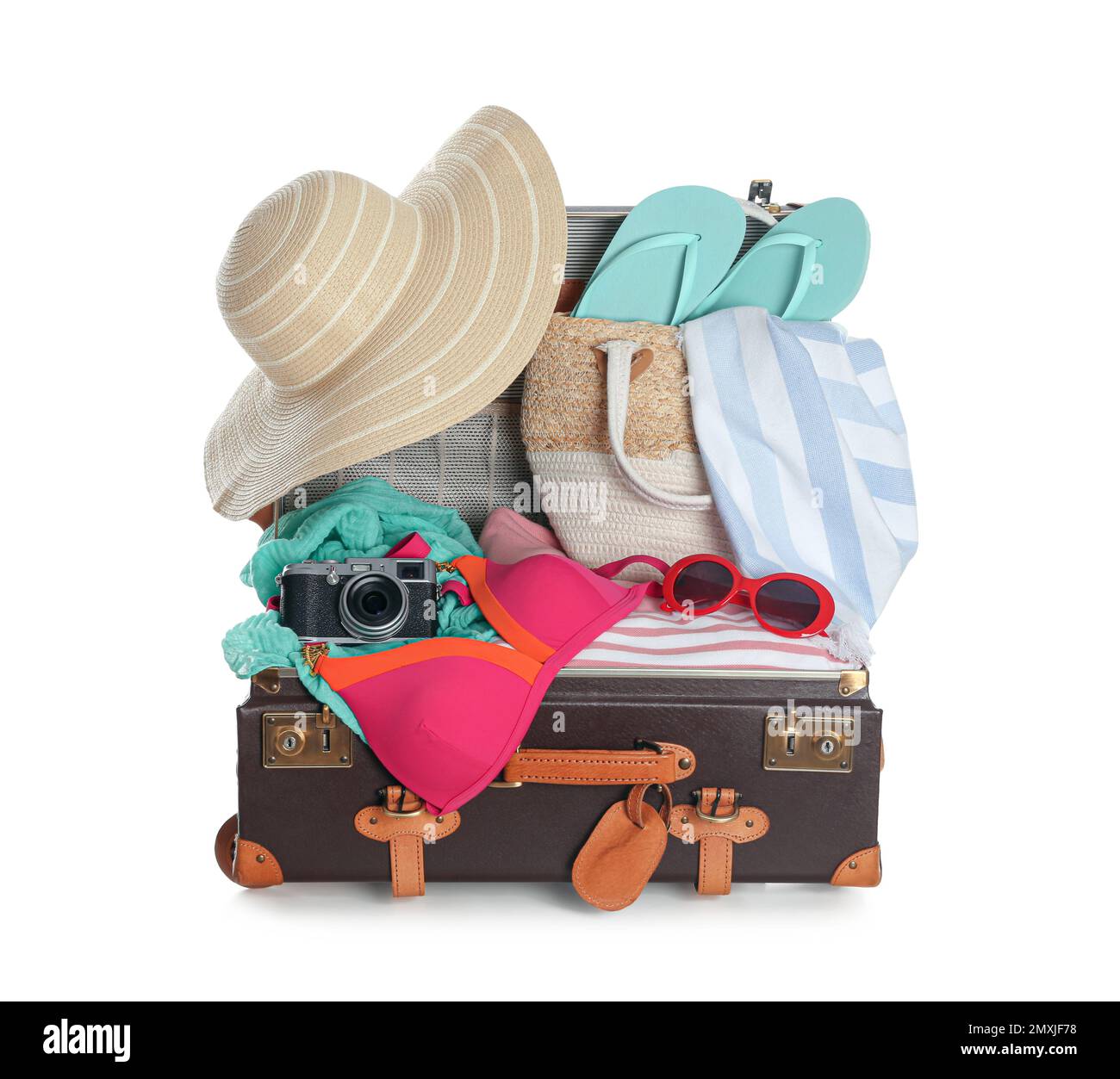 Valigia vintage aperta con diversi oggetti da spiaggia imballati per le vacanze estive isolato su bianco Foto Stock