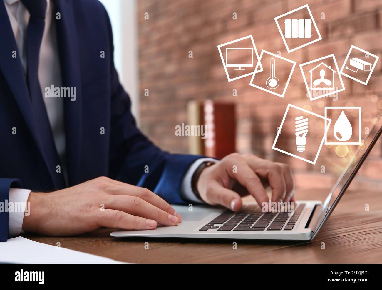 Uomo che utilizza un notebook per controllare la casa intelligente, primo piano. Sistemi automatici Foto Stock