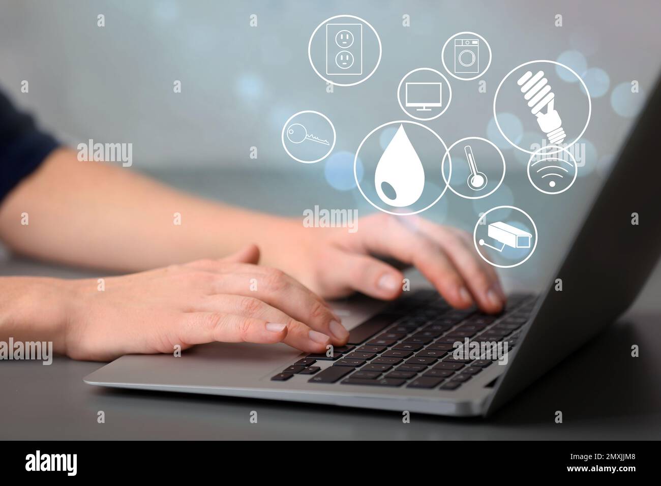 Donna che utilizza un notebook per controllare la casa intelligente, primo piano. Sistemi automatici Foto Stock