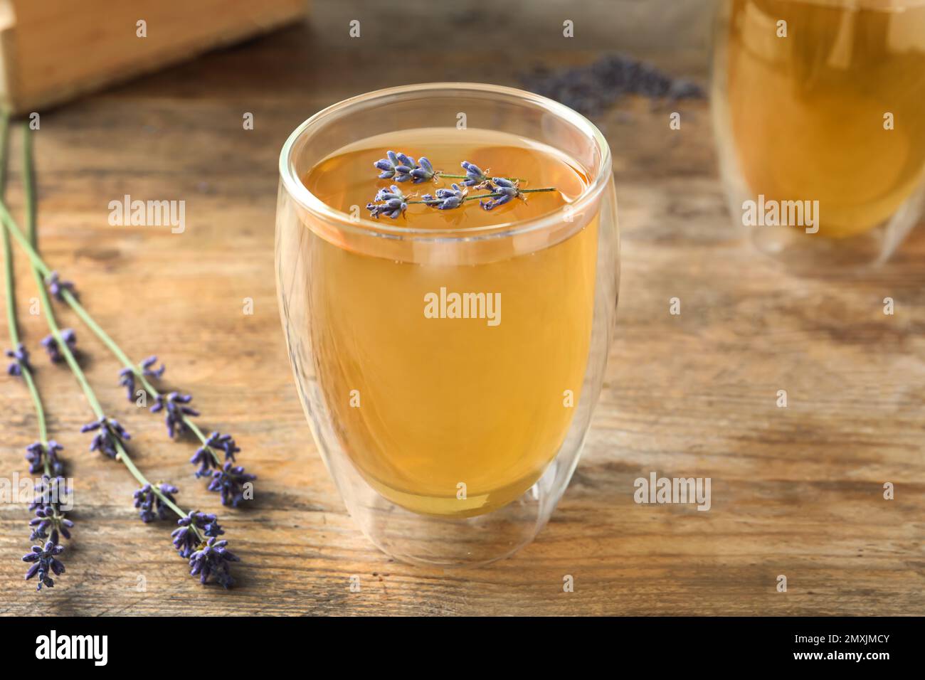Tè fresco e delizioso con lavanda in vetro su tavolo di legno Foto Stock
