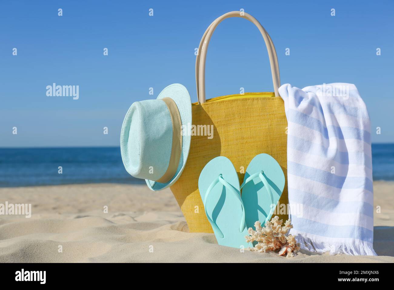Eleganti accessori da spiaggia per vacanze estive sulla sabbia vicino al  mare Foto stock - Alamy