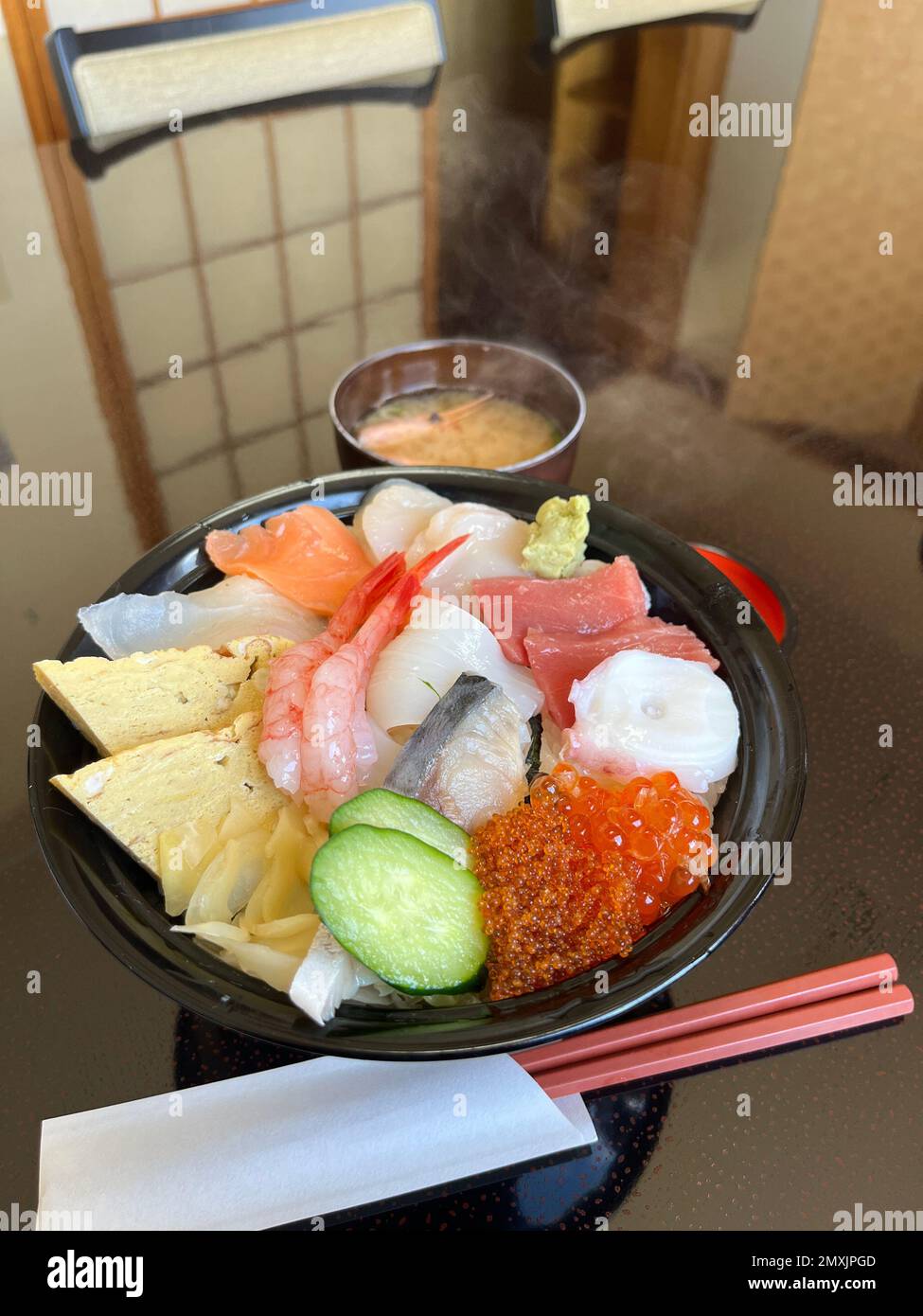 Ciotola di fresco e colorato sushi giapponese chirashi Foto Stock