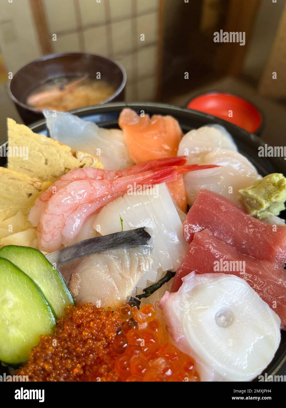 Ciotola di colorato sushi giapponese chirashi Foto Stock