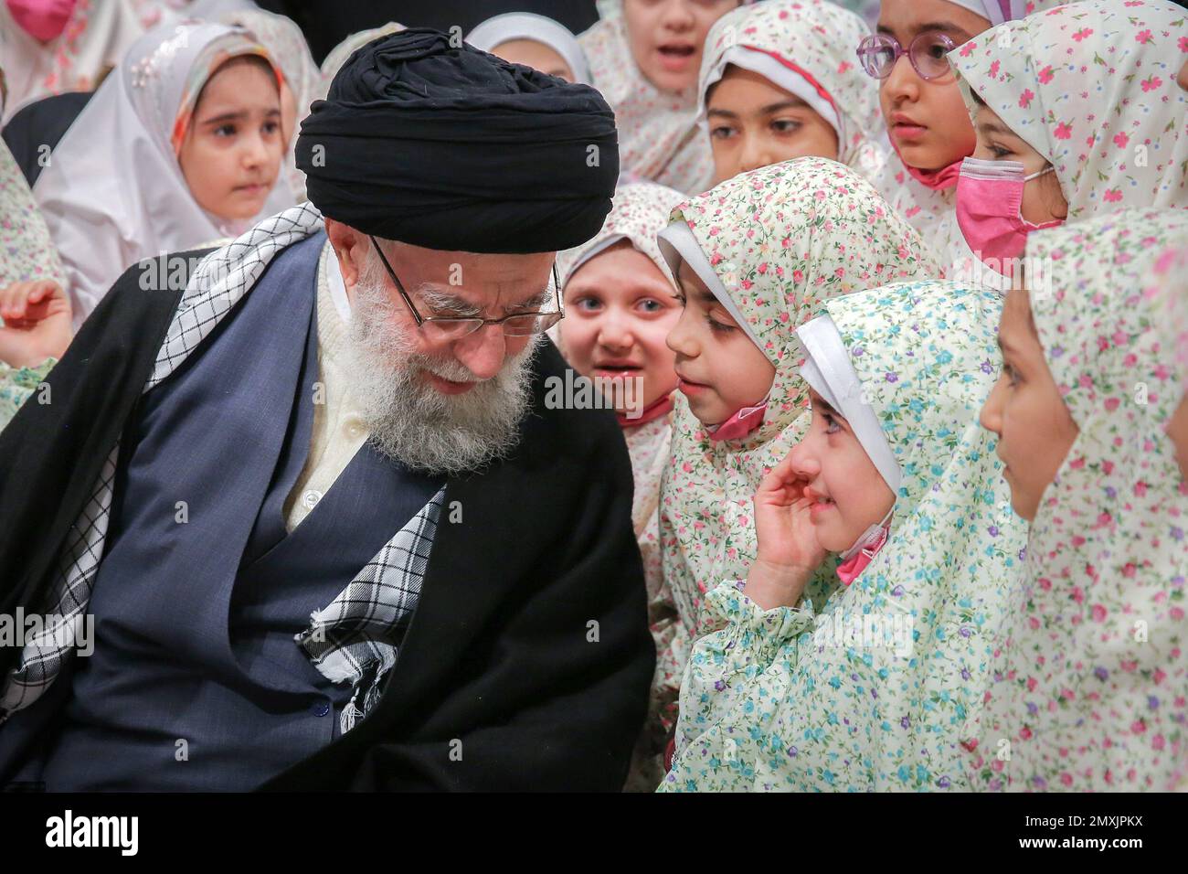 Teheran, Teheran, Iran. 3rd Feb, 2023. Il leader supremo iraniano Ayatollah ALI KHAMENEI prega durante una celebrazione Taklif con un gruppo di ragazze teenage musulmane a Teheran. In questa cerimonia, le ragazze hanno celebrato l'inizio della loro stagione di culto. Khamenei ha detto alle ragazze che, essere influenti in famiglia, scuola, e tra gli amici e guidare le altre sulla strada giusta. Il Taklif celebra il tempo in cui un giovane musulmano raggiunge l'età di osservare gli obblighi e le responsabilità religiose. (Credit Image: © Iranian Supreme leader'S Office via ZUMA Press Wire) SOLO PER USO EDITORIALE! Non per COM Foto Stock