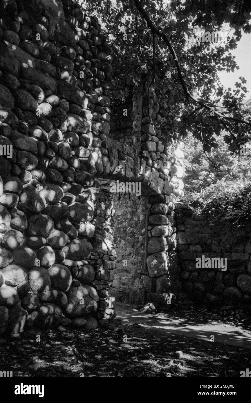 Una torre di pietra al castello di Bancroft a Groton, Massachusetts. L'immagine è stata acquisita su pellicola analogica in bianco e nero. Foto Stock