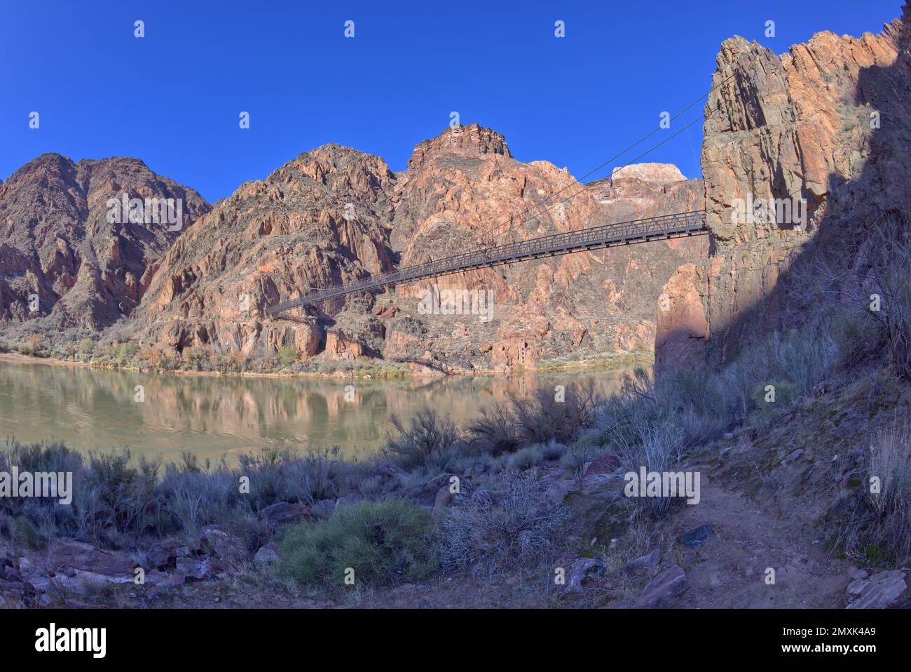 Vista da sotto il Black Bridge che attraversa il fiume Colorado lungo il South Kaibab Trail al Grand Canyon Arizona. Foto Stock