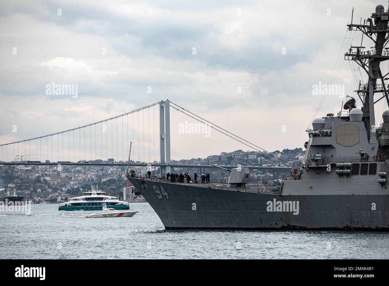 Istanbul, Turchia. 03rd Feb, 2023. USS Nitze (DDG-94), un cacciatorpediniere di classe Arleigh Burke degli Stati Uniti Navy, è ancorata al largo Dolmabahce a Istanbul. (Foto di Onur Dogman/SOPA Images/Sipa USA) Credit: Sipa USA/Alamy Live News Foto Stock