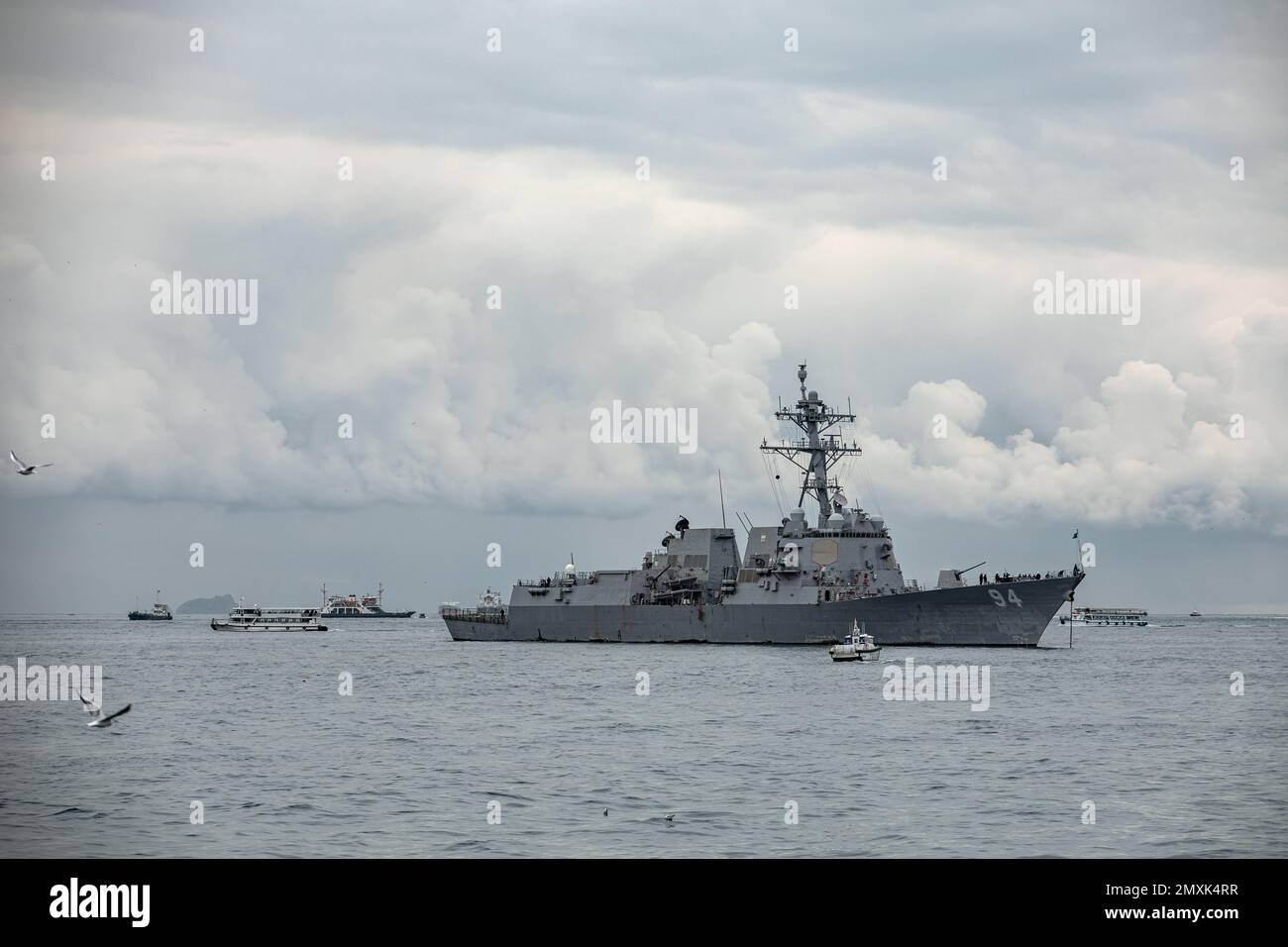 Istanbul, Turchia. 03rd Feb, 2023. USS Nitze (DDG-94), un cacciatorpediniere di classe Arleigh Burke degli Stati Uniti Navy, è ancorata al largo Dolmabahce a Istanbul. (Foto di Onur Dogman/SOPA Images/Sipa USA) Credit: Sipa USA/Alamy Live News Foto Stock