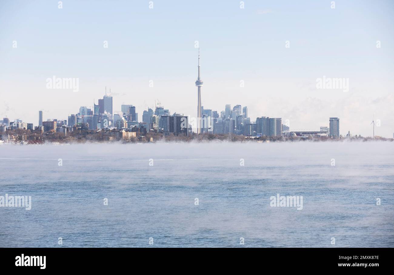 Toronto. 3rd Feb, 2023. Questa foto scattata il 3 febbraio 2023 mostra il lago Ontario con nebbia di vapore a Toronto, Canada. Ambiente il Canada ha emesso un avvertimento di freddo estremo per Toronto il venerdì. Credit: Zou Zheng/Xinhua/Alamy Live News Foto Stock