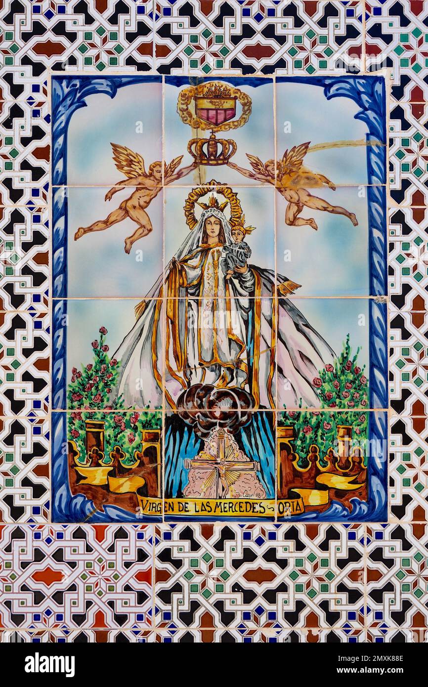 Figura sacra della Vergine Mercedes di Oria in muratura piastrellata, Andalusia, Spagna, Europa Foto Stock