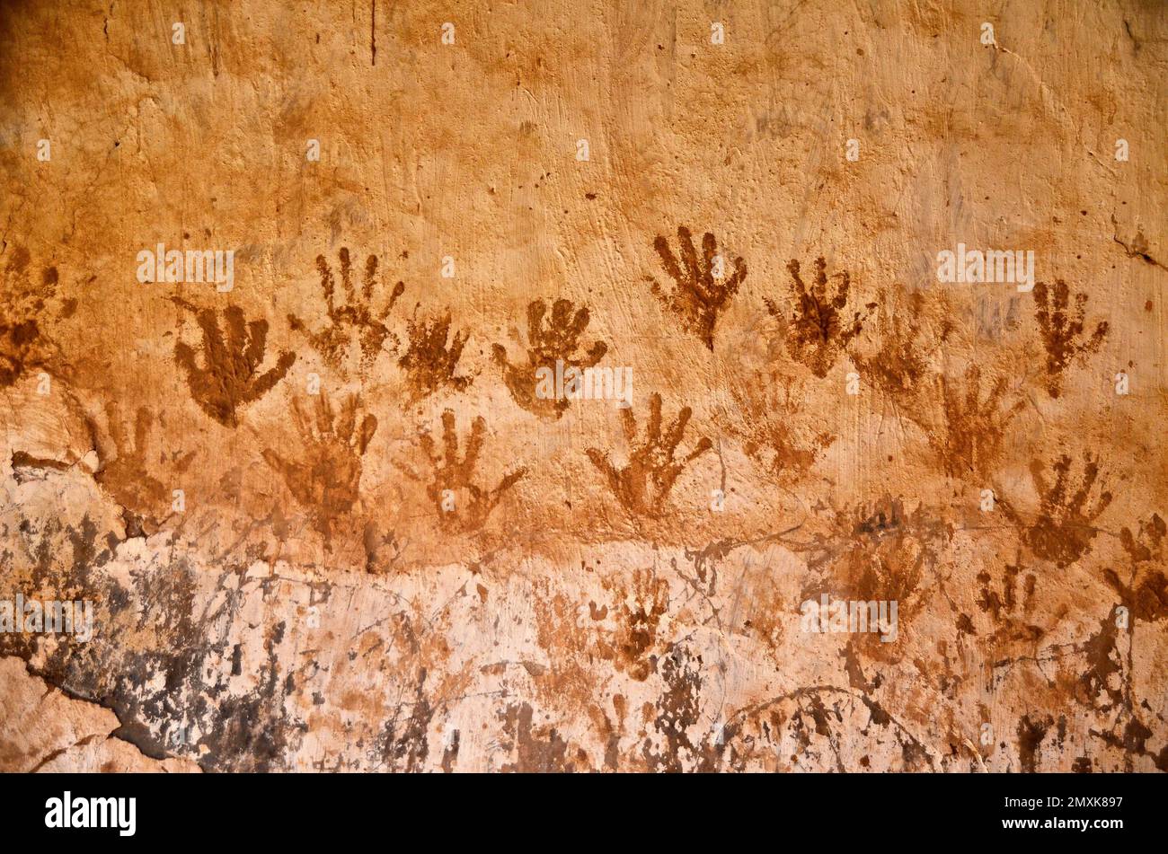 Stampe a mano con hennè su pareti di argilla casa, Marocco, Africa Foto Stock