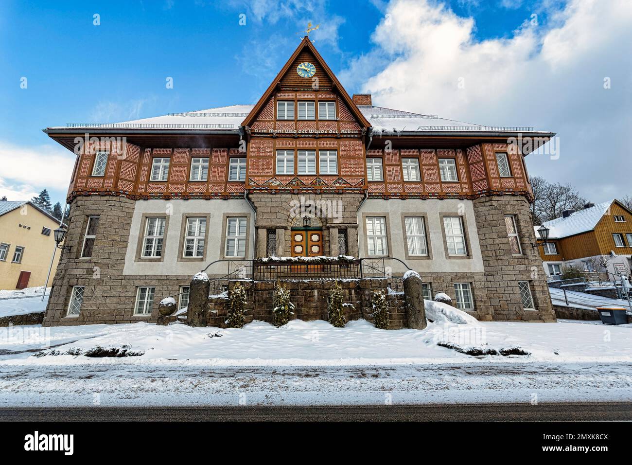 Municipio nella neve, iscrizione, DEM Wohl und der Würde der Arbeit, granito, a graticcio, distretto di Schierke, Wernigerode, Harz National Pa Foto Stock