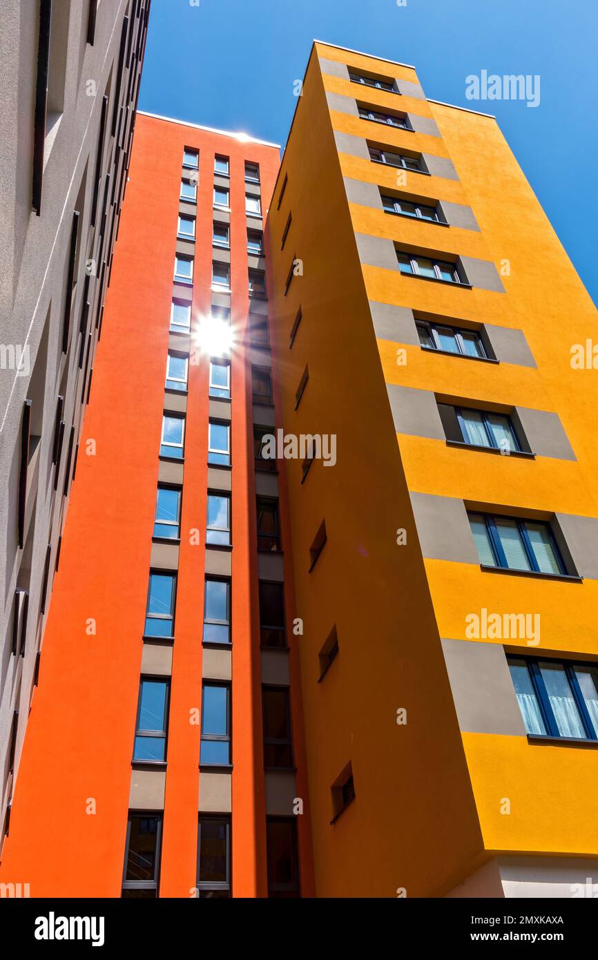 Edifici residenziali colorati e di alto livello a Märkisches Viertel, Berlino, Germania, Europa Foto Stock