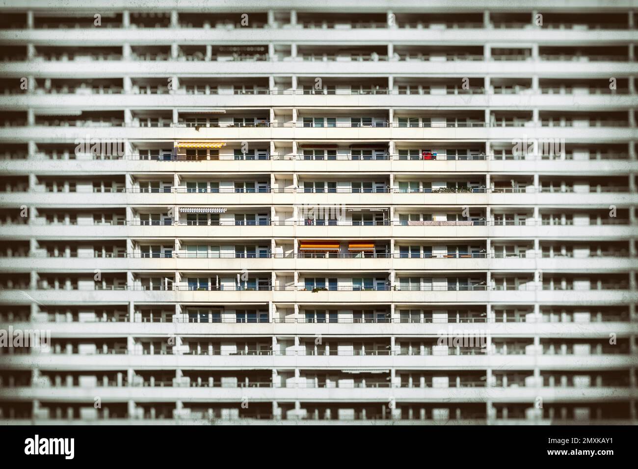 Facciata di un alto edificio residenziale ad Alexanderplatz, Berlino, Germania, Europa Foto Stock