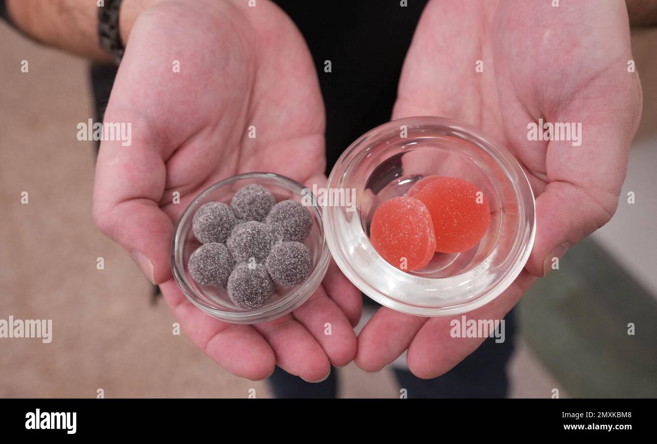 St Louis, Stati Uniti. 03rd Feb, 2023. Jason Nelson, Chief Executive Officer di Beleaf Medical, mostra alcune delle gommie di cannabis che sta vendendo il primo giorno di vendite di cannabis ricreativa nello Stato del Missouri presso il suo stabilimento di St Louis il Venerdì, Febbraio 3, 2023. Il Missouri ha autorizzato quasi 200 dispensari a vendere marijuana ricreativa mentre la marijuana medica è legale nello stato dal 2018. Foto di Bill Greenblatt/UPI Credit: UPI/Alamy Live News Foto Stock