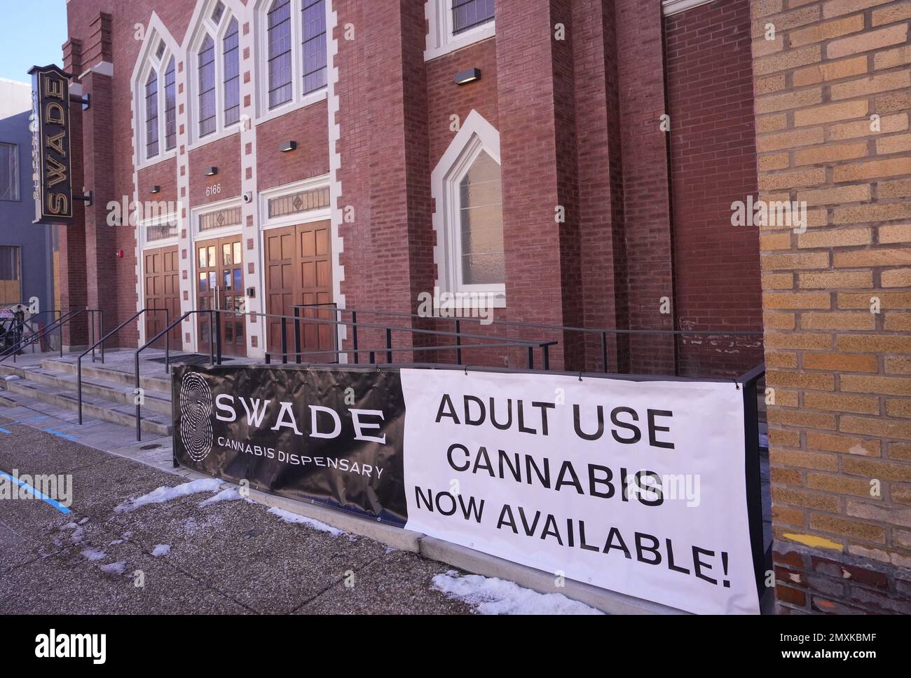 St Louis, Stati Uniti. 03rd Feb, 2023. Un nuovo banner decora un edificio che ora vende cannabis il primo giorno di vendite di cannabis ricreativa nello Stato del Missouri a St Louis il Venerdì, Febbraio 3, 2023. Il Missouri ha autorizzato quasi 200 dispensari a vendere marijuana ricreativa mentre la marijuana medica è legale nello stato dal 2018. Foto di Bill Greenblatt/UPI Credit: UPI/Alamy Live News Foto Stock
