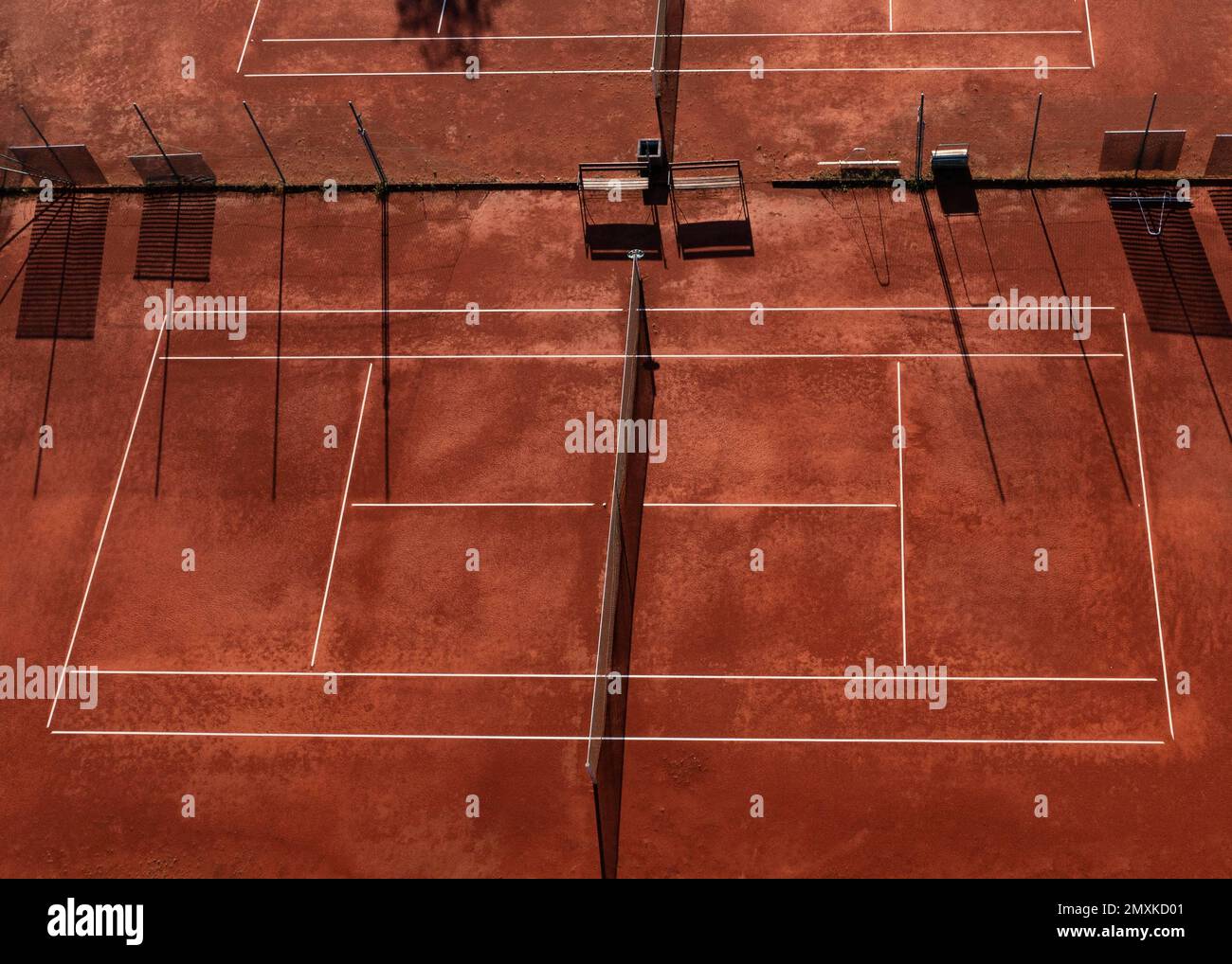 Tiro al drone, campo da tennis vuoto dall'alto, Unterach, Salzkammergut, Austria superiore, Austria, Europa Foto Stock