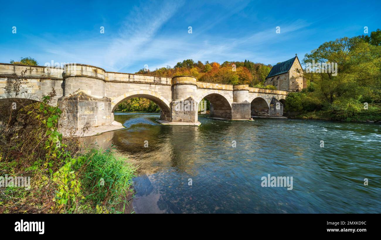 Ponte in pietra medievale sul fiume Werra, 13th ° secolo dietro la Cappella Liborius, Creuzburg, Turingia, Germania, Europa Foto Stock