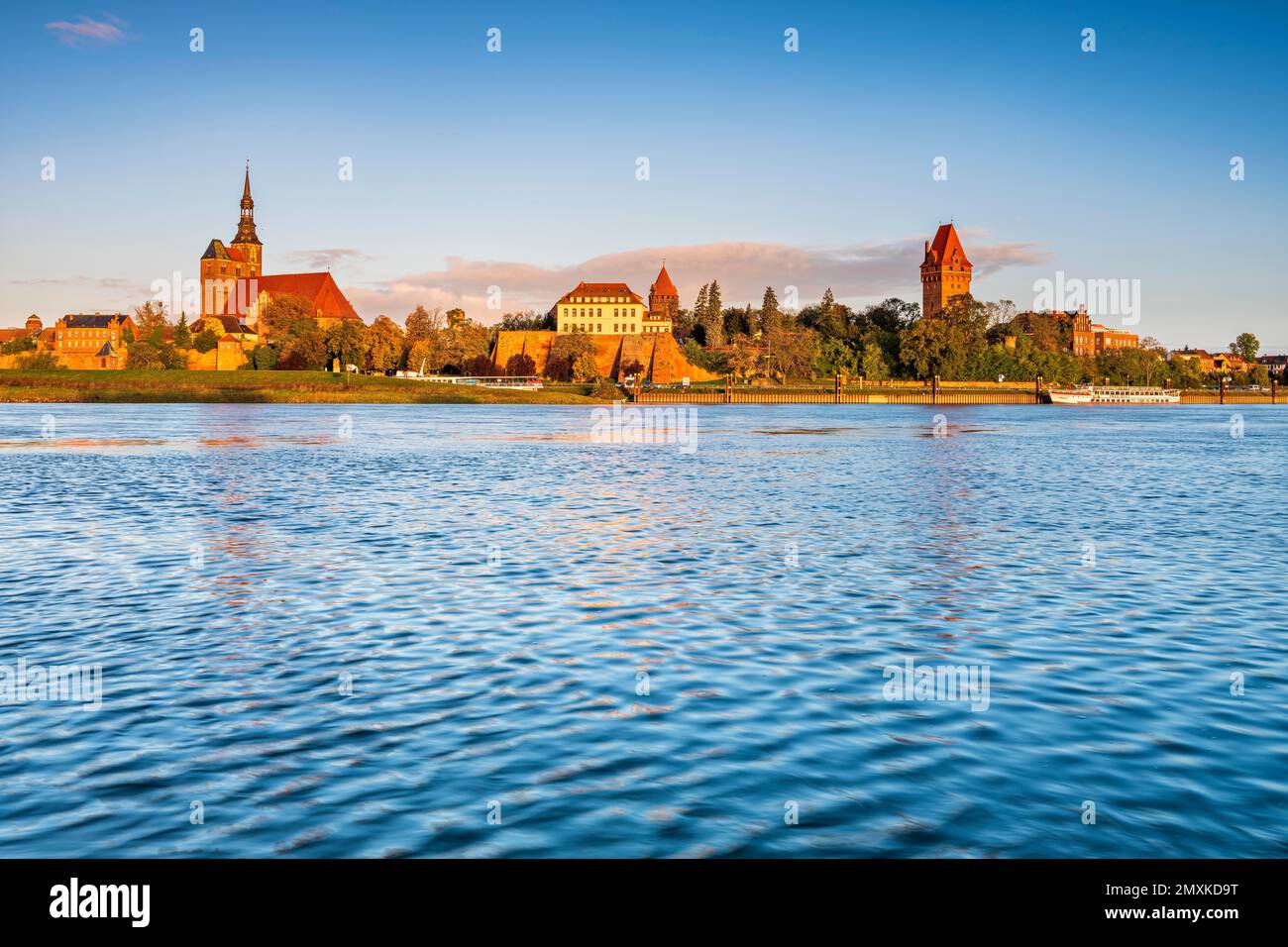 Vista sull'Elba fino alla città vecchia con la St. Chiesa di Stephan alla luce del mattino, Tangermünde, Altmark, Sassonia-Anhalt, Germania, Europa Foto Stock