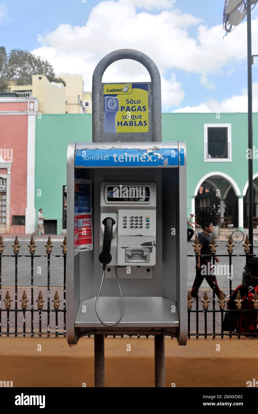 Telefono alla Plaza Mayor a Merida, Yucatan, Messico, America Centrale Foto Stock