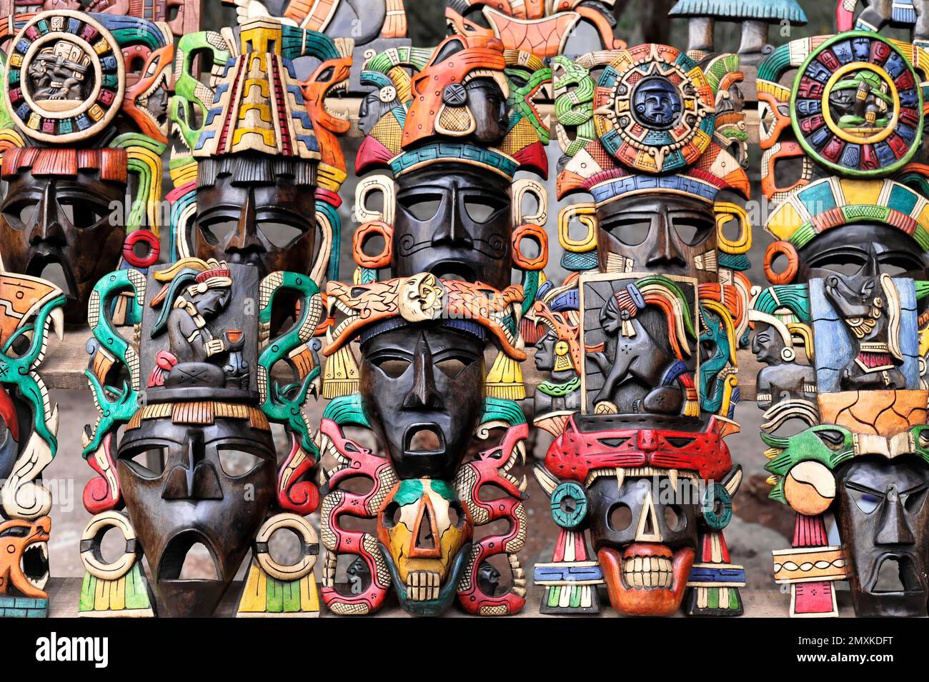 Maschere, artigianato, souvenir, nella zona d'ingresso delle rovine Maya di Chichén Itzá, Chichén Itzá, Yucatán, Messico, America Centrale Foto Stock