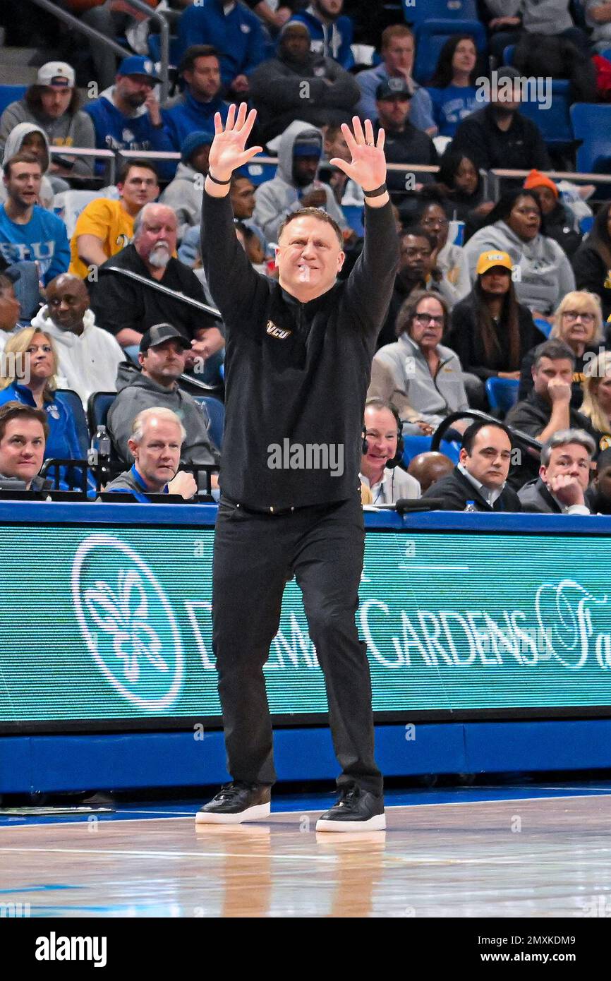 03 FEBBRAIO 2023: Il capo allenatore dei Rams del Virginia Commonwealth Mike Rhoades motiva la sua squadra per rallentare e prendere il colpo finale del primo tempo in un gioco di conferenza in cui i Rams del Virginia Commonwealth hanno visitato la St. Louis Billikens. Si tiene presso la Chaifetz Arena di St. Louis, MO il 03 febbraio 2023 Richard Ulreich/CSM Foto Stock