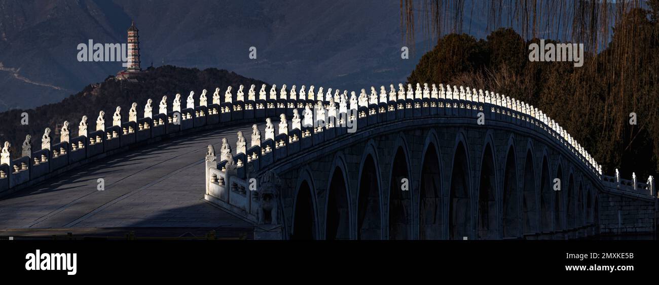 Pechino è il Palazzo Estivo il marmo diciassette-ponte di arco che Foto Stock