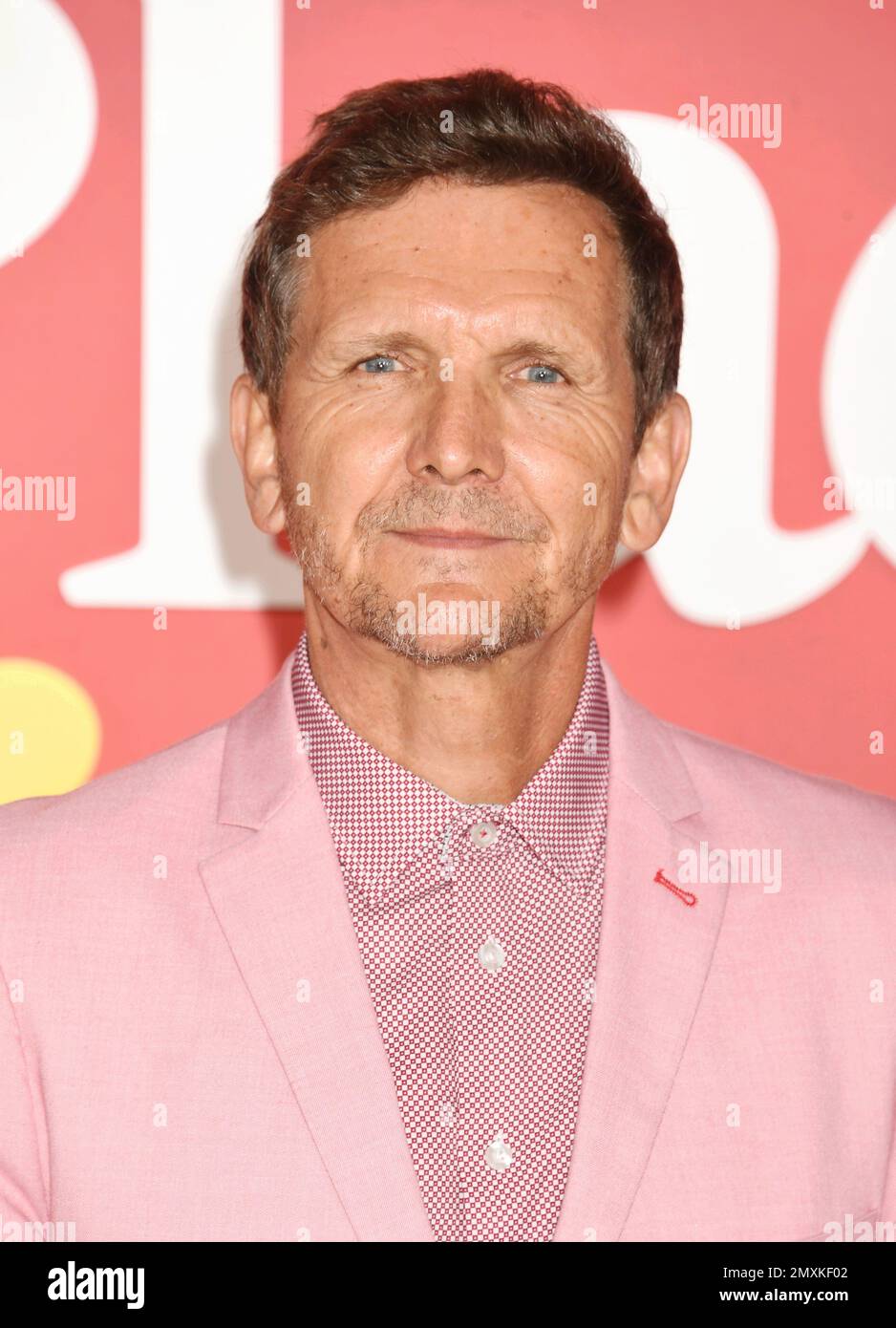 LOS ANGELES, CALIFORNIA - FEBBRAIO 02: Sebastian Roché partecipa alla prima mondiale di "Your Place or Mine" di Netflix al Regency Village Theatre il prossimo febbraio Foto Stock