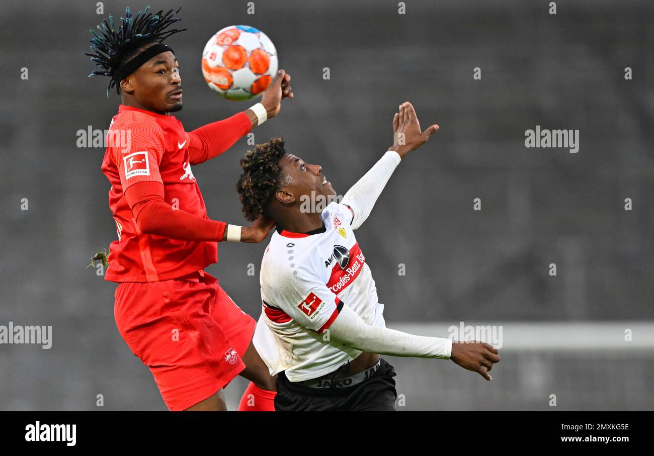 Titolo duello, duello, azione Mohamed Simakan RasenBallsport RB Leipzig RBL contro Alexis Tibidi VfB Stuttgar, Mercedes-Benz Arena, Stoccarda, Baden-Würt Foto Stock