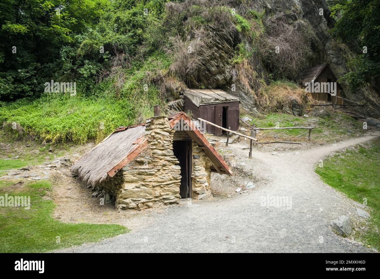 Arrowtown, Otago, Nuova Zelanda - 20th dicembre 2022: Un gruppo di piccole case nell'insediamento cinese dell'estrazione dell'oro sulle rive di Bush Creek ad Arrowt Foto Stock