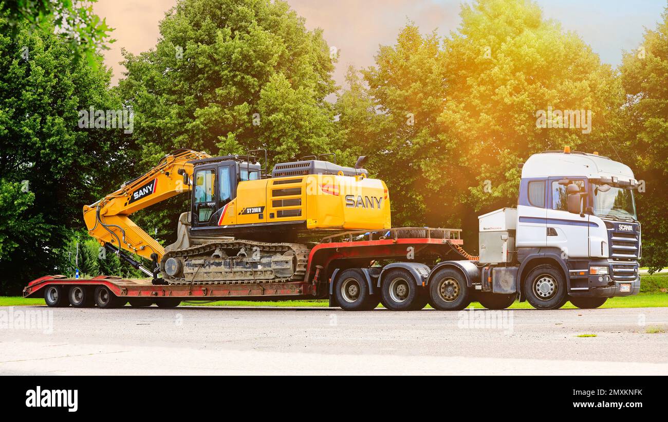 Scania R560 Truck e SANY SY390H grande escavatore caricato su semirimorchio basso su asfalto. Salo, Finlandia. Luglio 28, 2022. Foto Stock