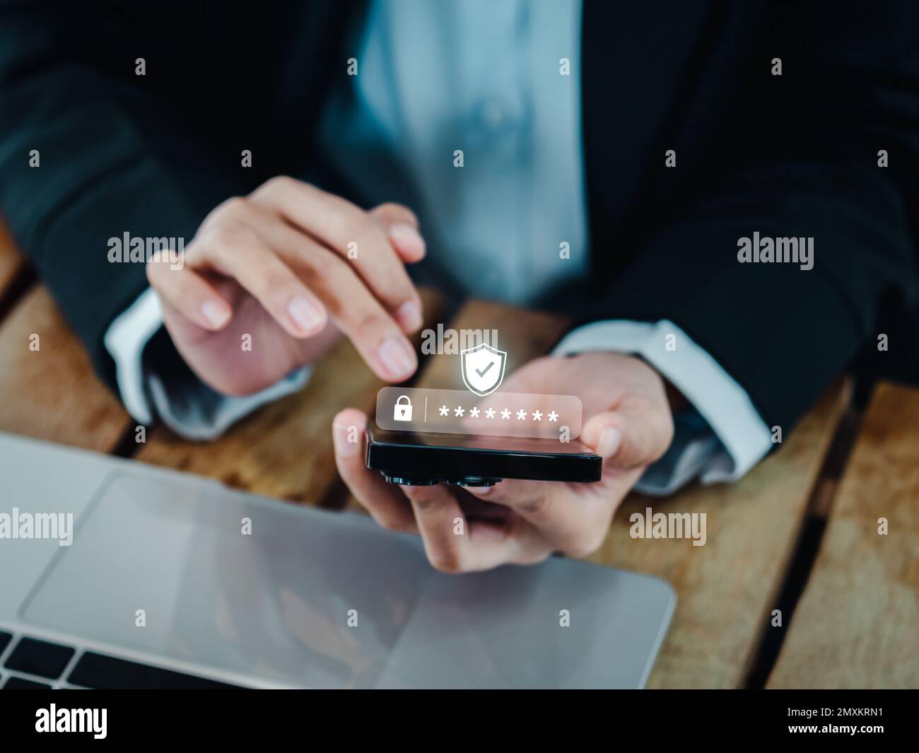 Concetto di autenticazione in due fasi (2FA). Codice delle icone 2023, Shield e asterisco visualizzato sullo smartphone mentre si utilizza il computer per convalidare la password, l'inserimento di dati Foto Stock
