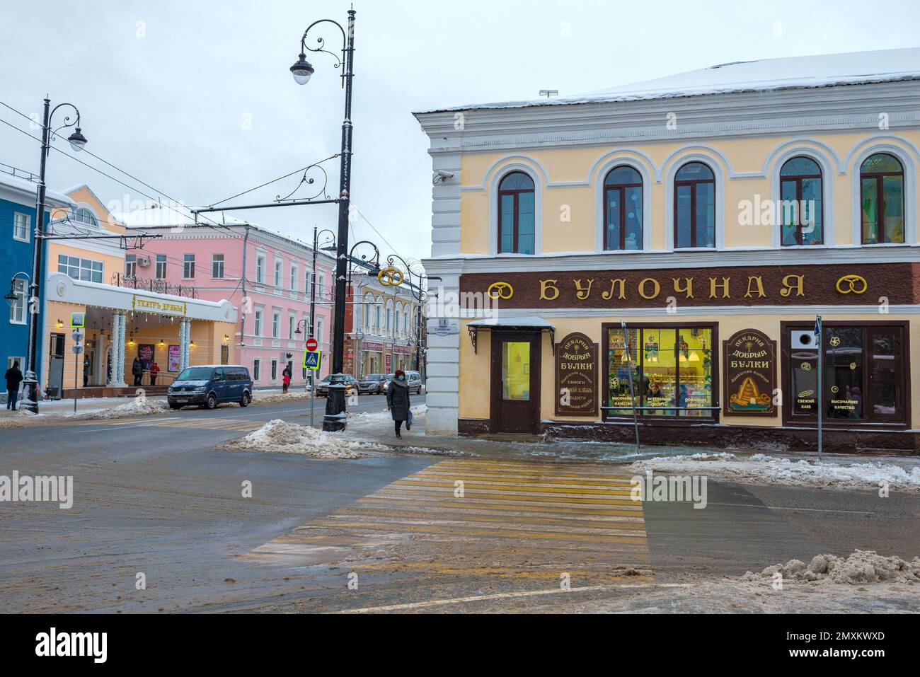RYBINSK, RUSSIA - 03 GENNAIO 2021: Panetteria della città decorata in vecchio stile in un giorno nuvoloso di gennaio Foto Stock