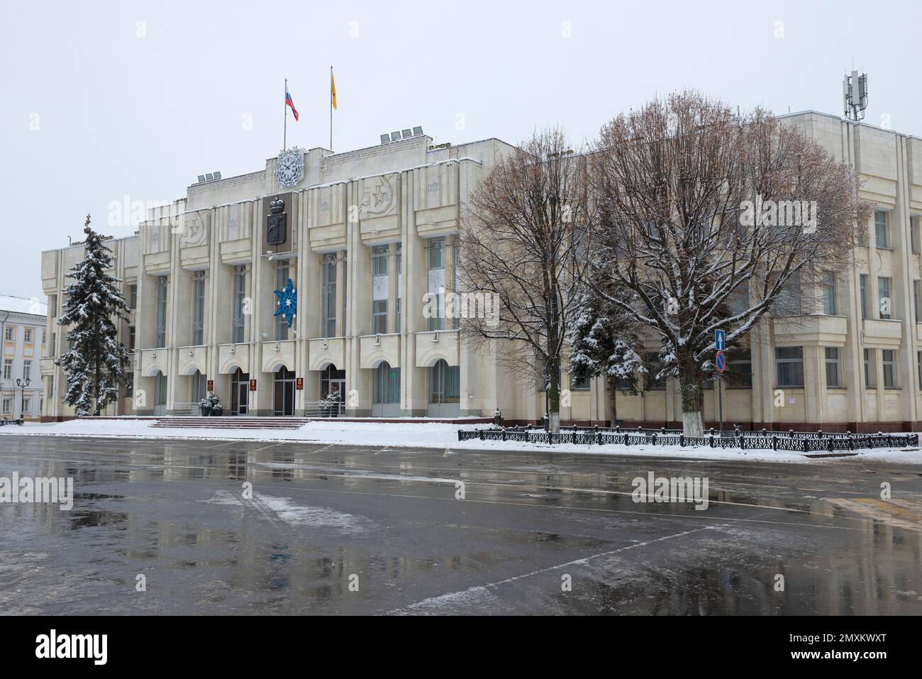 YAROSLAVL, RUSSIA - 05 GENNAIO 2021: Edificio governativo della regione di Yaroslavl in un giorno nuvoloso di gennaio Foto Stock