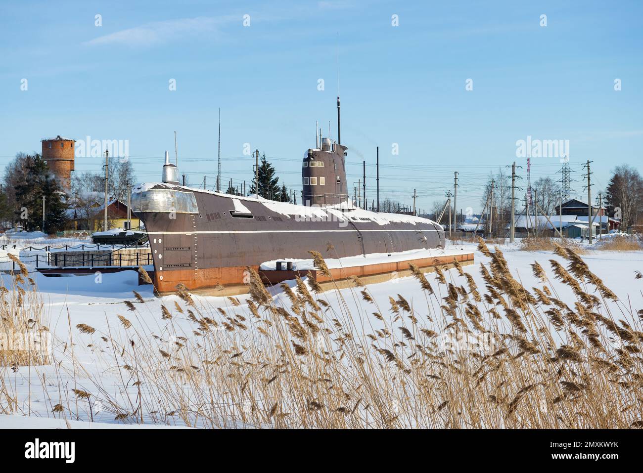 VYTEGRA, RUSSIA - 23 FEBBRAIO 2021: Vista del sottomarino sovietico di B-440 in una giornata invernale. Museo urbano della città di Vytegra Foto Stock