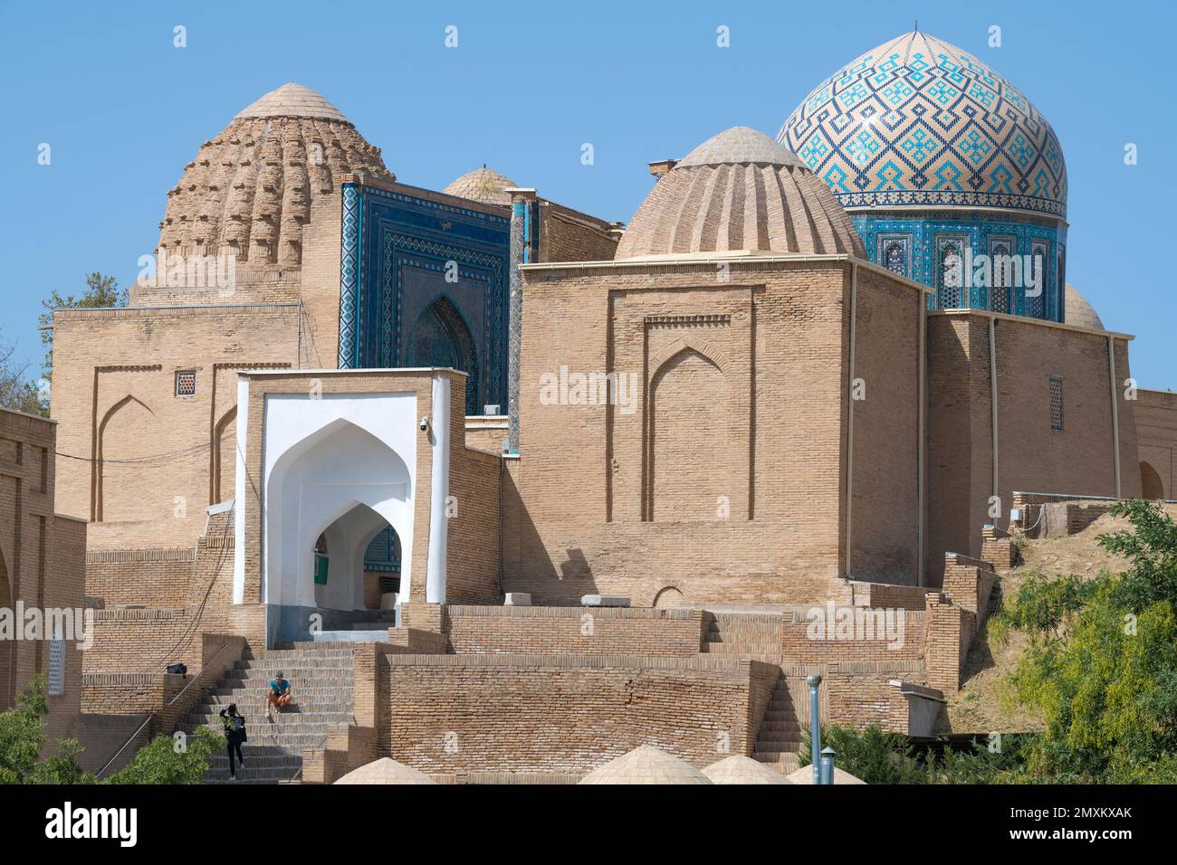 SAMARCANDA, UZBEKISTAN - 12 SETTEMBRE 2022: La necropoli medievale timuride di Shah-i-Zinda in un giorno di sole settembre Foto Stock